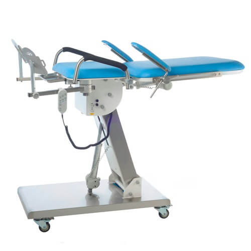 Mesa obstétrica eléctrica Beracah Medica modelo G4 para exploración y parto, con 3 motores, tren y braceras.