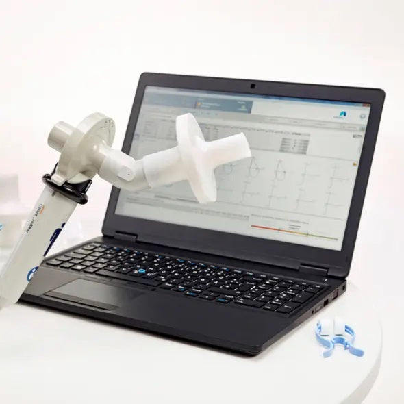 Espirómetro Vyntus Spiro de Beracah Medica con PC incluida, mostrando el dispositivo y su pantalla digital en uso.