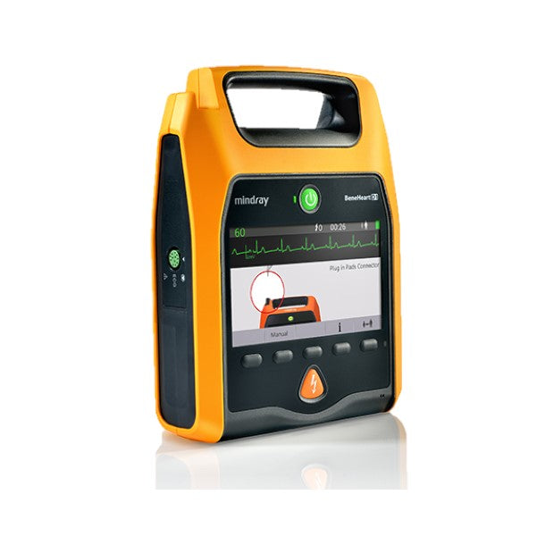Desfibrilador bifásico AED Beracah Medica BENEHEART D1 con batería desechable y electrodos para adultos, en uso.