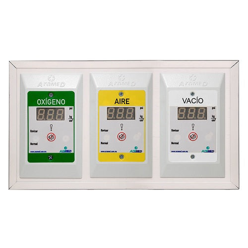 Alarma para gases de oxígeno, aire y vacío de Beracah Medica, instalada sobre superficie, con pantallas y controles visibles.