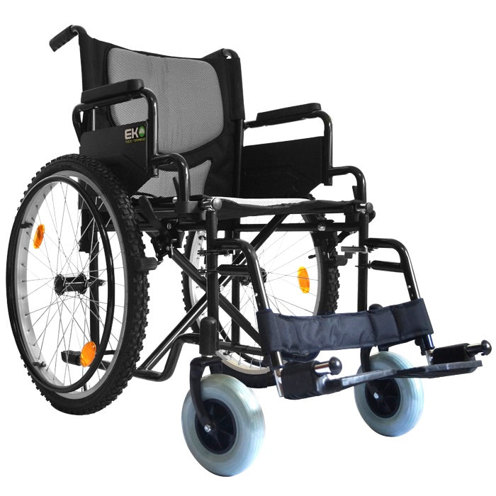 Silla de ruedas todo terreno de 19 pulgadas con llantas neumáticas y descansapies removible en color negro, marca Beracah Medica.