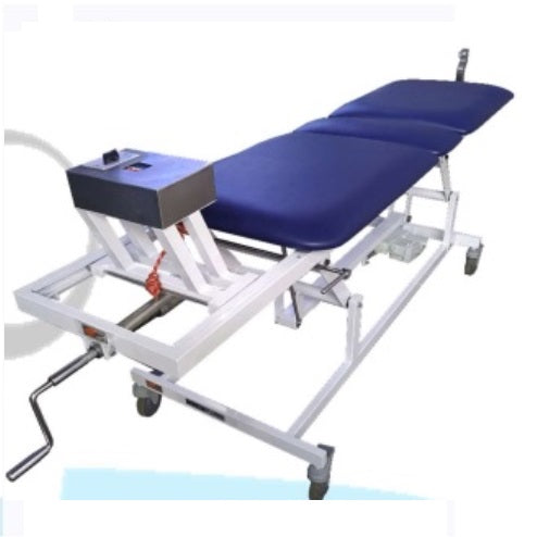 Mesa de tracción lumbar manual MSI de Beracah Medica, con superficie acolchada y mecanismo ajustable para terapia de columna.