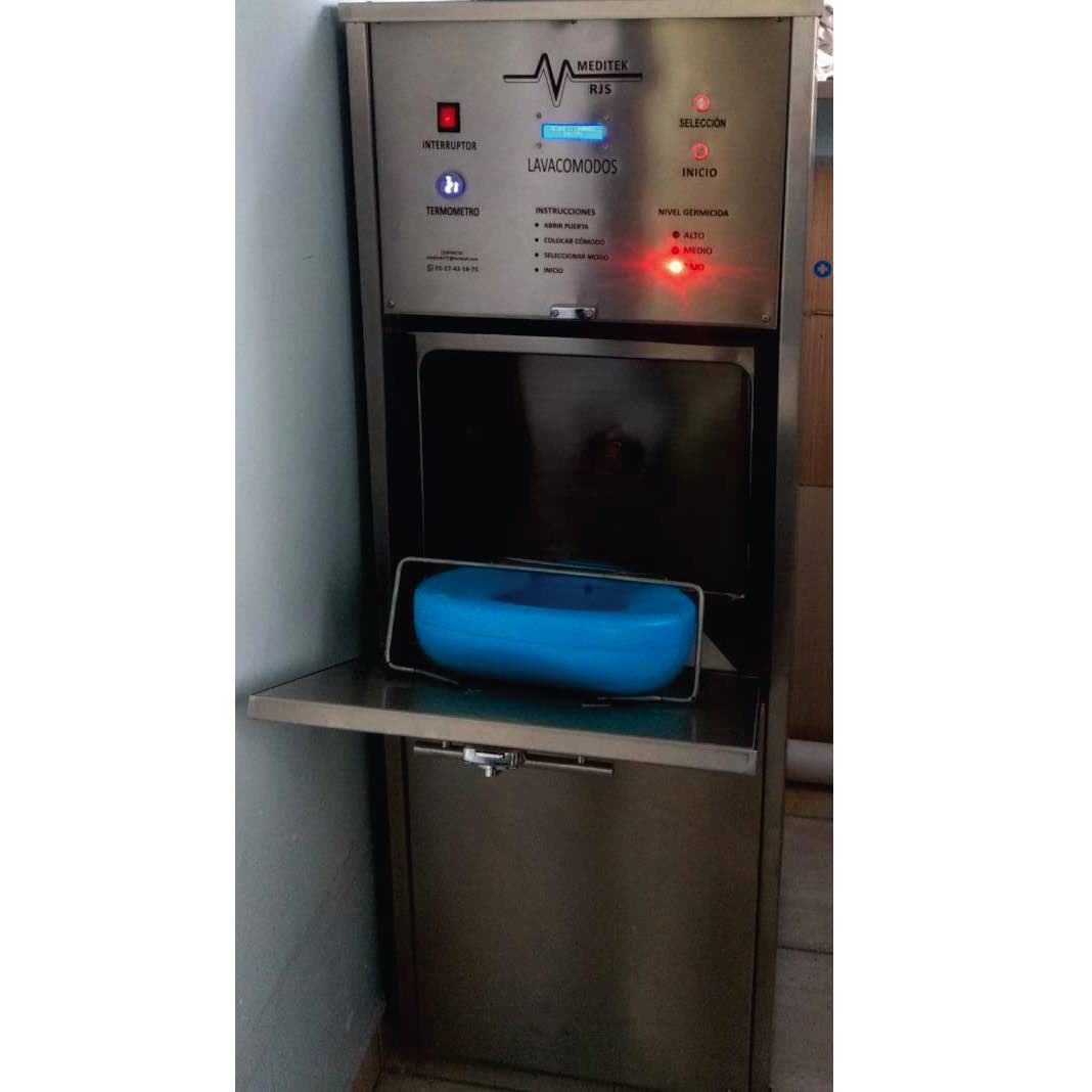 Lavacomodos de vapor autogenerado MSI de Beracah Médica, con cabina y panel de control visible en la imagen.