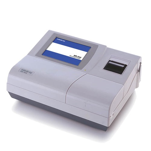Lector de microplacas MSI Beracah Medica con pantalla táctil modelo MR-96A en uso, mostrando su interfaz y pantalla digital.