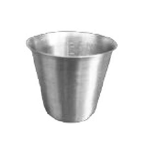 Vaso graduado de 500 ml en acero inoxidable cal. 22 de la marca Beracah Medica, con marcas de medición visibles en la superficie.