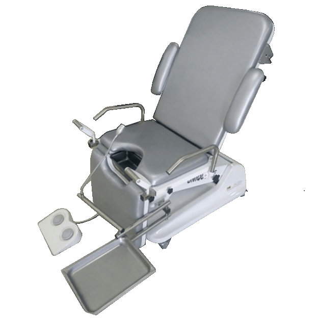 Mesa obstétrica electrónica Beracah Médica para ginecología, con superficie acolchada y controles ajustables en un entorno clínico.