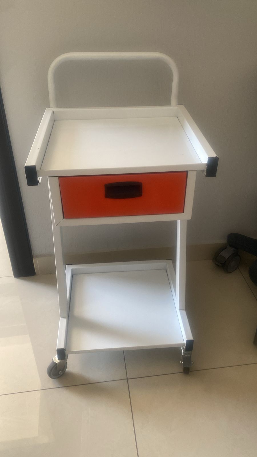 Carro hospitalario blanco Beracah Médica con cajón naranja, porta cables con ruedas de 3" y freno, medidas 80x40x44 cm.