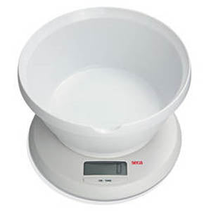 Báscula electrónica de cocina Beracah Medica con recipiente universal para medición precisa de ingredientes dietéticos.