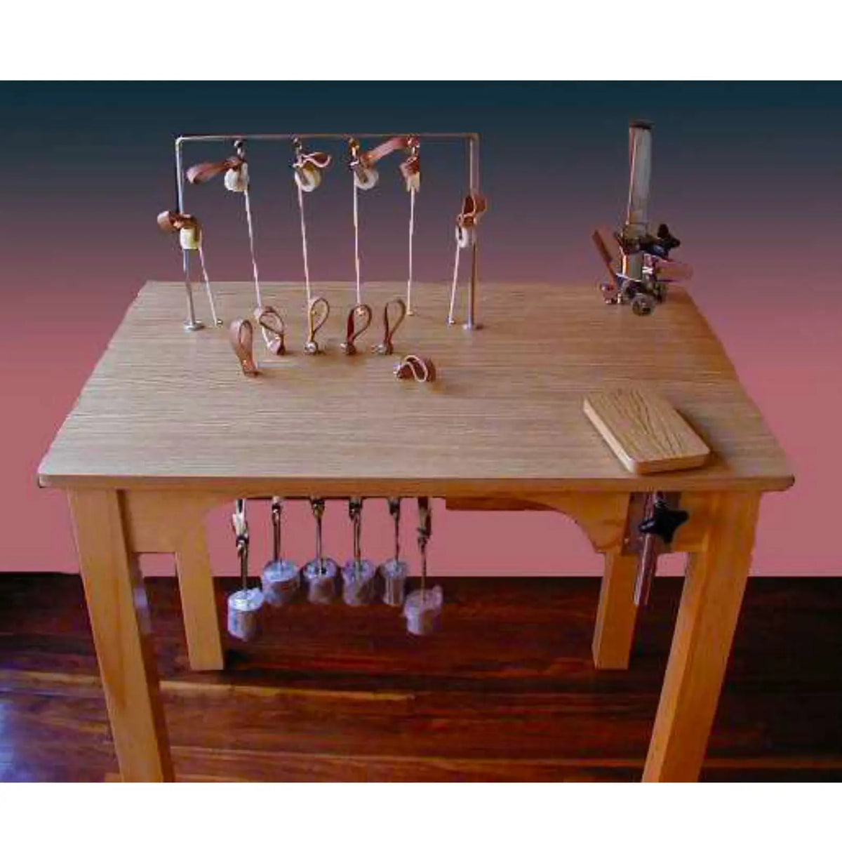 Mesa de Kanavel para ejercitar músculos, con pesas y polainas de la marca Beracah Medica, en un entorno de rehabilitación.