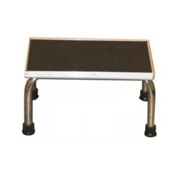 Banqueta de altura de un peldaño cromada de la marca Beracah Médica, con estructura metálica brillante y asiento rectangular.