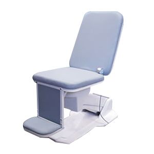 Mesa de exploración eléctrica universal Beracah Médica con báscula integrada, superficie acolchada y controles ajustables.