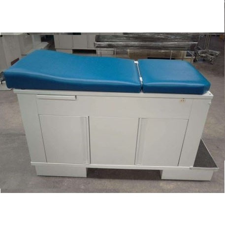 Mesa de exploración MSI Modelo Futuro con pierneras de plástico, diseñada por Beracah Médica, en un entorno clínico.