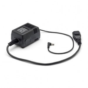 Fuente de poder cargador para Spot y VSM de la marca Beracah Medica, con cables y conectores visibles.