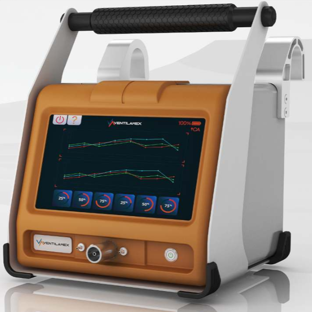 Ventilador volumétrico para adultos y pediátricos de la marca Beracah Medica, con controles y manguera visible.