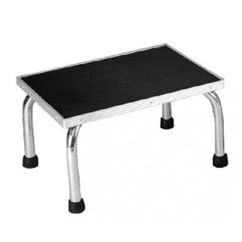 Banqueta de altura con estructura de tubo redondo y un peldaño, marca Beracah Medica, ideal para uso en entornos médicos.