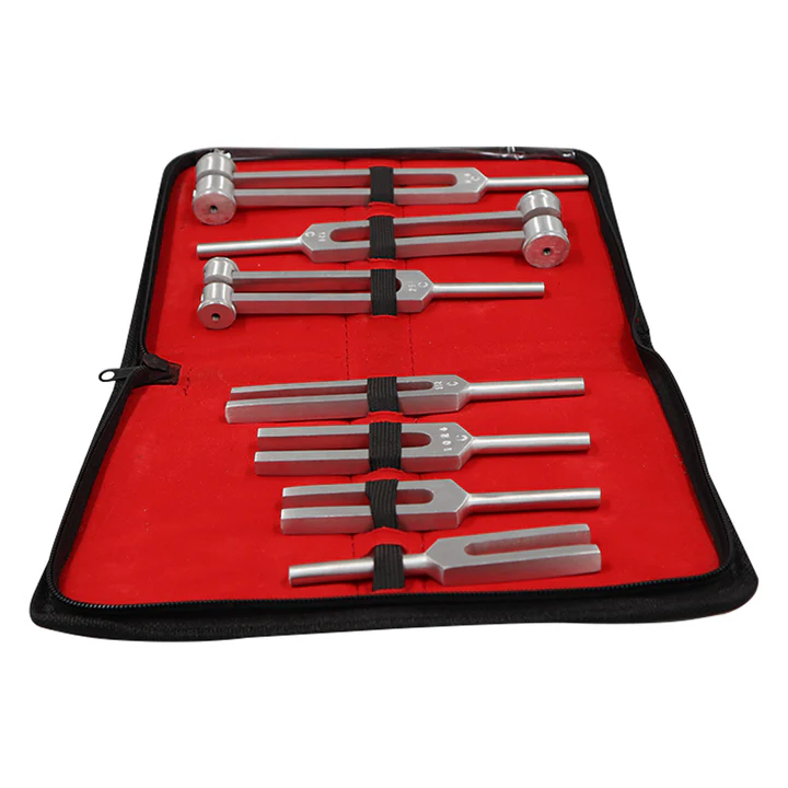Set de 7 diapasones Beracah Medica con estuche, mostrando diferentes tamaños y tonos en un fondo blanco.