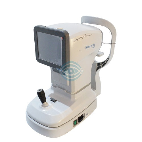 Autorefractómetro con queratometría de pantalla táctil de la marca Beracah Médica, mostrando su pantalla y controles digitales