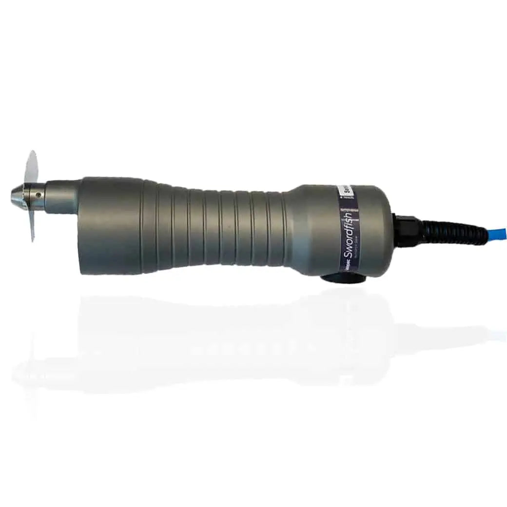 Sierra para autopsia Mod. Swordfish MSI de Beracah Medica, con hoja larga y mango ergonómico, adecuada para procedimientos forenses.
