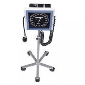 Baumanómetro aneroide de brazo Beracah Medica con pedestal cuadrado y brazalete para adultos, 2 tubos, en uso.