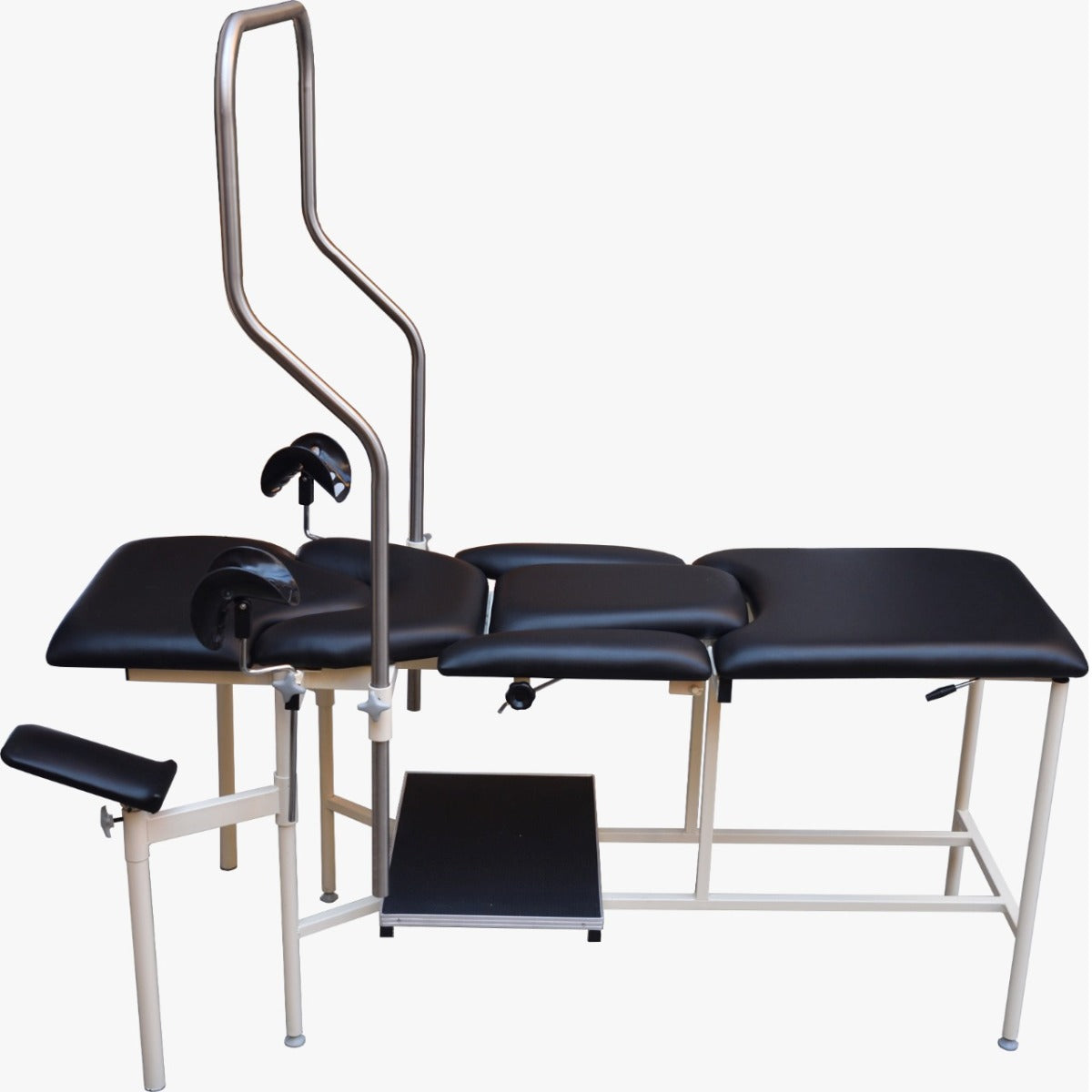 Mesa obstétrica MSI de Beracah Medica para atención de parto humanizado en posición vertical, con superficie acolchada y soporte ajustable.