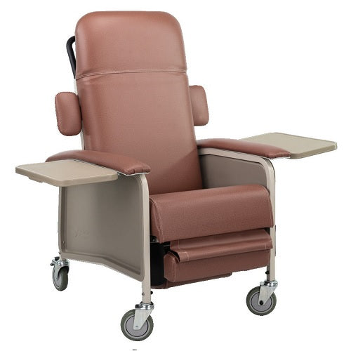 Sillón para hemodiálisis Beracah Médica en color rosa con dos charolas laterales abatibles y desmontables.