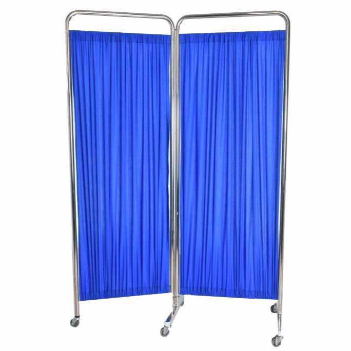 Biombo estándar Plus doble de Beracah Médica con dos cortinas, estructura de madera y acabado en color natural.