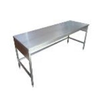 Mesa baja MSI de 120 cm con cubierta de acero inoxidable, diseñada por Beracah Médica, visible en la imagen.