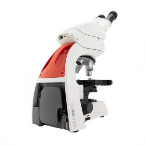 Microscopio binocular Beracah Medica Mod. DM500 con objetivos y iluminación, vista cercana del equipo para laboratorio.