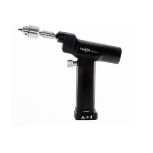 Perforador eléctrico canulado Beracah Medica con chuck desmontable para procedimientos médicos, vista de la herramienta en uso.