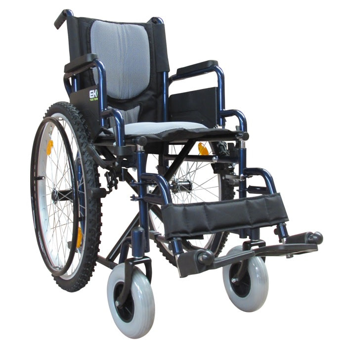 Silla de ruedas estándar de 16 pulgadas de acero esmaltado azul, marca Beracah Medica, con marco resistente y ruedas delanteras.