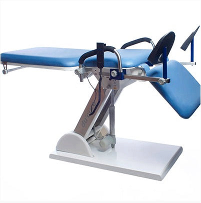 Mesa de exploración eléctrica Universal modelo G1 de Beracah Médica, con superficie ajustable y estructura robusta.