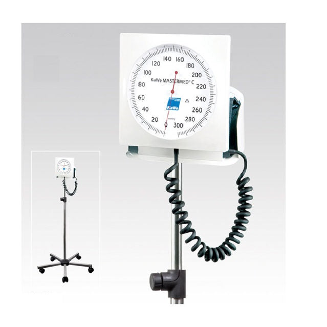 Baumanómetro aneroide KaWe MASTERMED C con base rodable y brazalete negro, en un pedestal para medición de presión arterial.