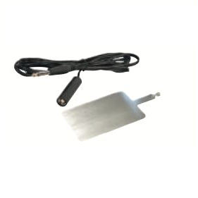 Placa metálica reutilizable con cable para electrocirugía, accesorios y refacciones de Beracah Medica, en uso.