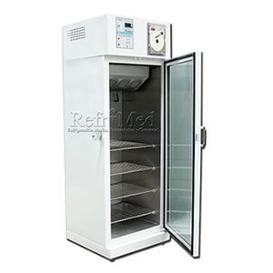 Refrigerador para laboratorio Beracah Médica de 17 ft³ con interior de acero inoxidable, puerta sólida y graficador.