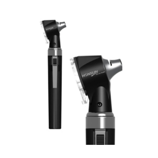 Otoscopio de iluminación LED negro de 2.5 V de la marca Beracah Medica, mostrando la punta y el mango del dispositivo.