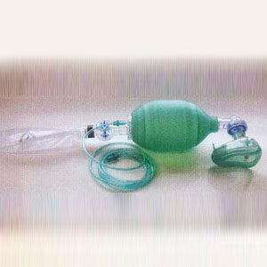Resucitador neonatal reutilizable Beracah Medica con mascarillas #0 y #1 y maletín para emergencias médicas.