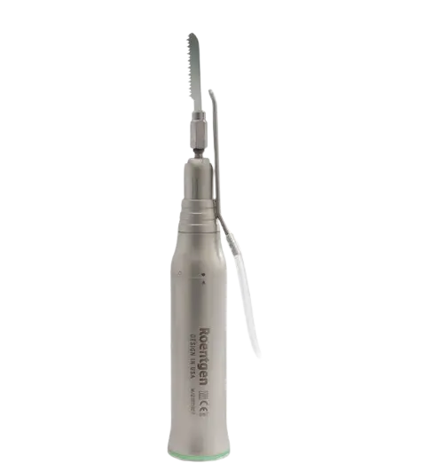 Contrangulo con sierra reciprocante recta para instrumental dental, de la marca Beracah Medica, en uso en un entorno dental.