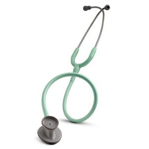 Estetoscopio Littmann lightweight II verde claro brillante, con diadema y diapasón en imagen de estetoscopios de marca Beracah Medica.