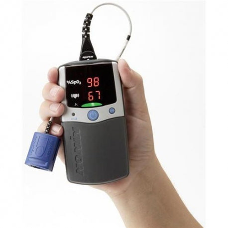 Oxímetro de mano Palm 2500 de Beracah Médica con sensor para adultos, muestra niveles de oxígeno en sangre y frecuencia cardíaca.
