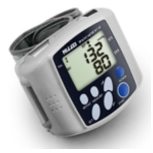 Baumanómetro digital de muñeca y medidor de grasa de la marca Beracah Medica, muestra pantalla y brazalete ajustable.