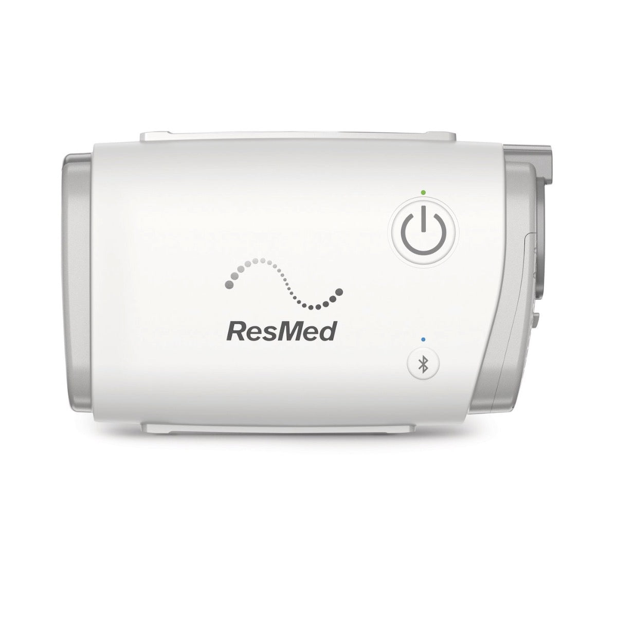Dispositivo AirMini Autoset de Beracah Medica para cuidado respiratorio, con manguera y máscara en uso.
