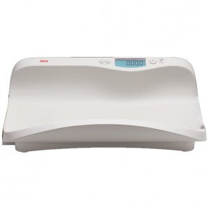 Báscula electrónica pediátrica inalámbrica de 20 kg con laterales elevados y módulo de teclado de la marca Beracah Medica.