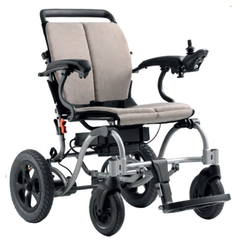 Silla de ruedas eléctrica de aluminio plegable de 18 pulgadas con asiento negro y control en el reposabrazos, marca Beracah Medica.