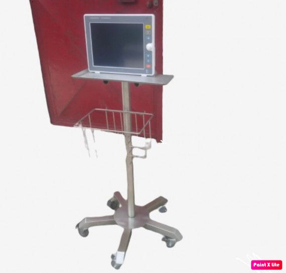 Base rodable para monitor MSI en acero inoxidable de 5 patas, fabricada por Beracah Medica, con acabado resistente y estable.