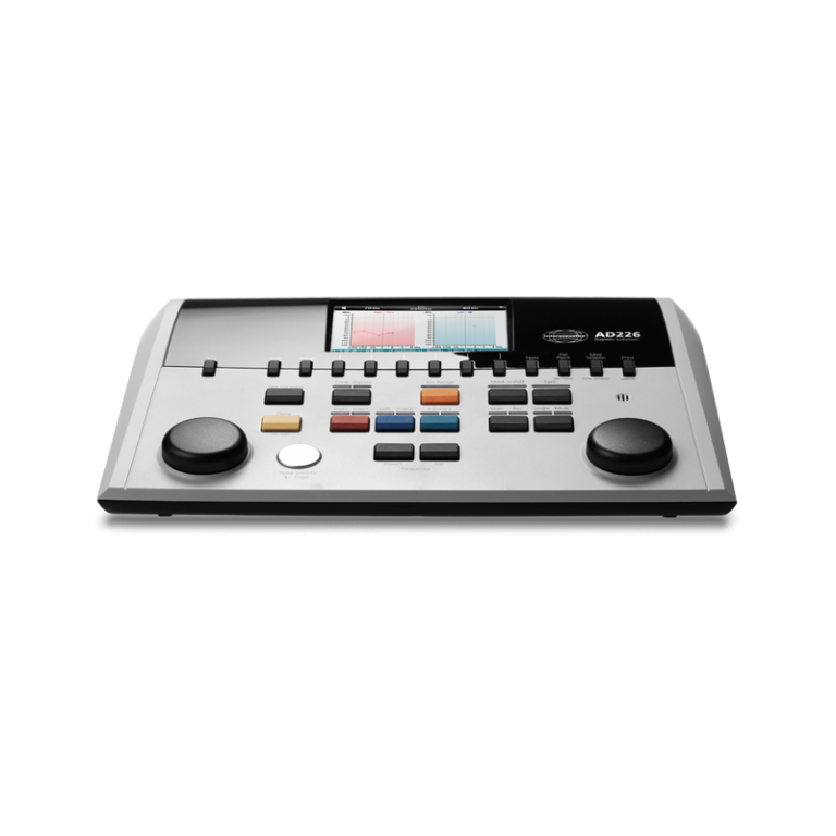 Audiómetro híbrido extendido Beracah Médica modelo AD226E con licencia E para vía aérea y ósea, en uso o en configuración.