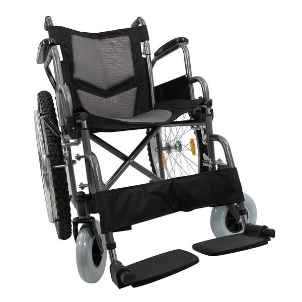 Silla de ruedas todo terreno Beracah Medica de estilo estándar con neumáticos grandes y estructura resistente para exteriores.
