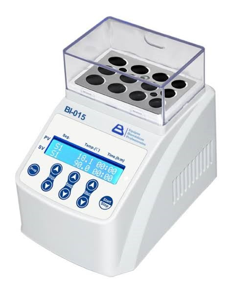 Incubadora de laboratorio Beracah Medica con control de temperatura y estantes ajustables para investigaciones científicas.