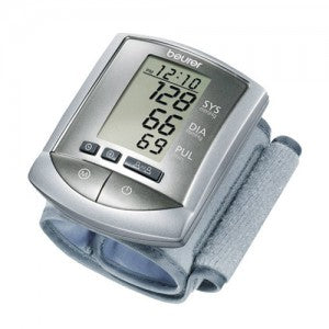 Baumanómetro digital de muñeca Beracah Medica muestra lectura en pantalla, con brazalete ajustable y diseño compacto.