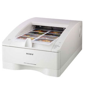 Impresora digital a color Beracah Medica para sublimación tamaño carta, vista frontal con bandeja de papel y controles.