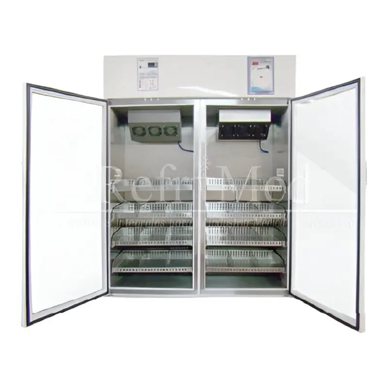 Refrigerador vertical para laboratorio Beracah Médica de 45 ft³ con puertas de cristal, interior de acero inoxidable y exterior esmaltado.